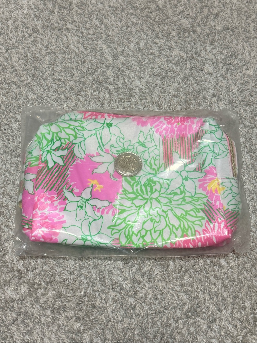 NWT Lilly Pulitzer Cosmetic Pouch in Resort White Mum Patch - Picture 4 of 7